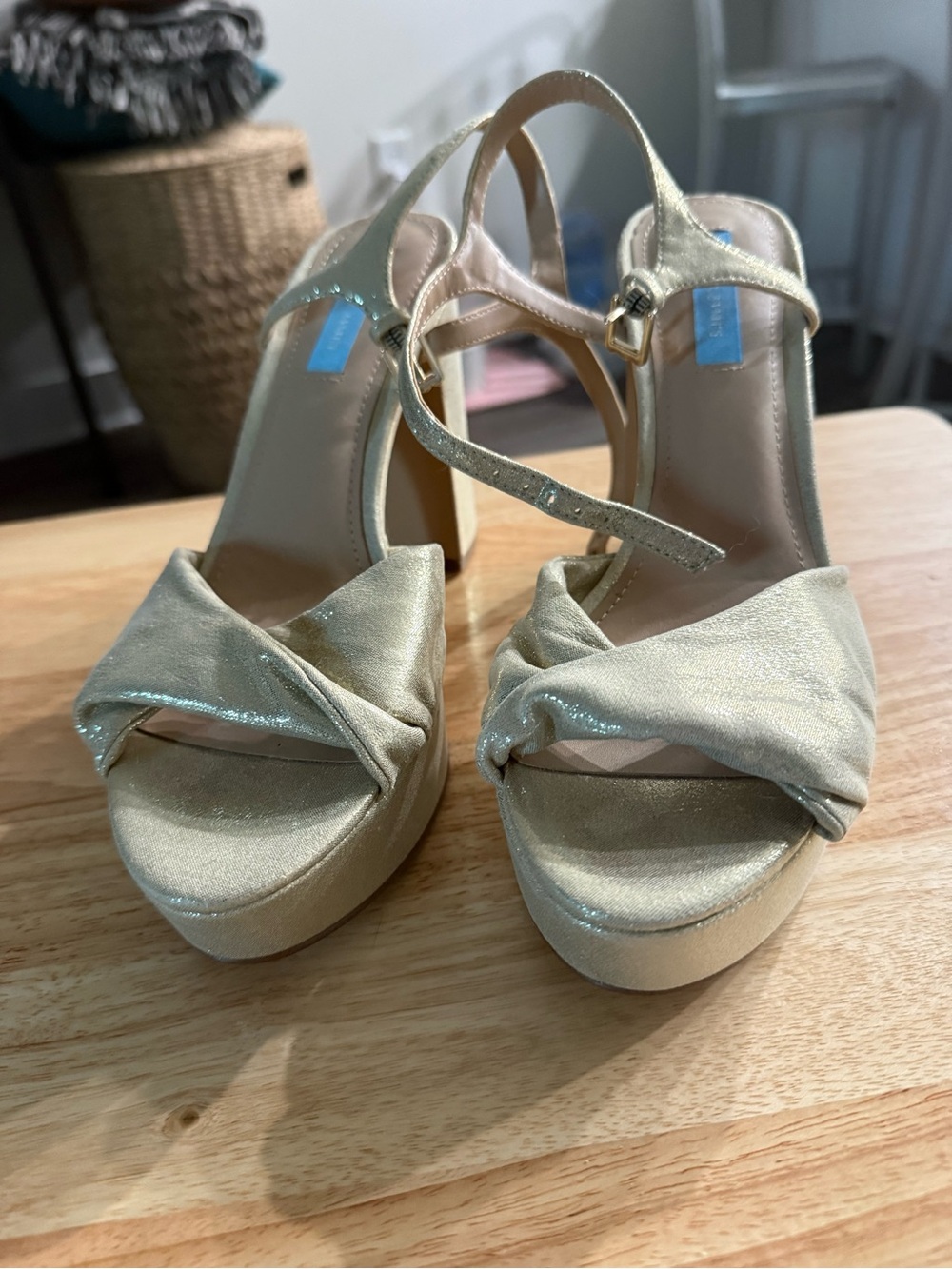 Draper James Gold Metallic Knot-Front Platform Sandals - Women